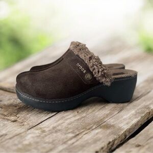 Crocs Women’s Suede Faux Fur Lined Clogs Brown Slip On Platform Mules Size 10
